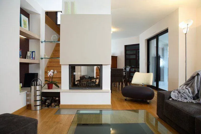 salon moderne avec cheminée